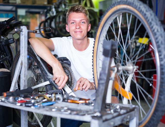 Job der Zukunft: Fahrrad-mechatroniker*in